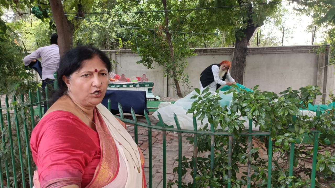 गाजियाबाद: सड़क किनारे मजार पर दुआ पढ़ रहा था युवक, भड़क गईं मेयर, कहा- करा दूंगी FIR गाजियाबाद: सड़क किनारे मजार पर दुआ पढ़ रहा था युवक, भड़क गईं मेयर, कहा- करा दूंगी FIR