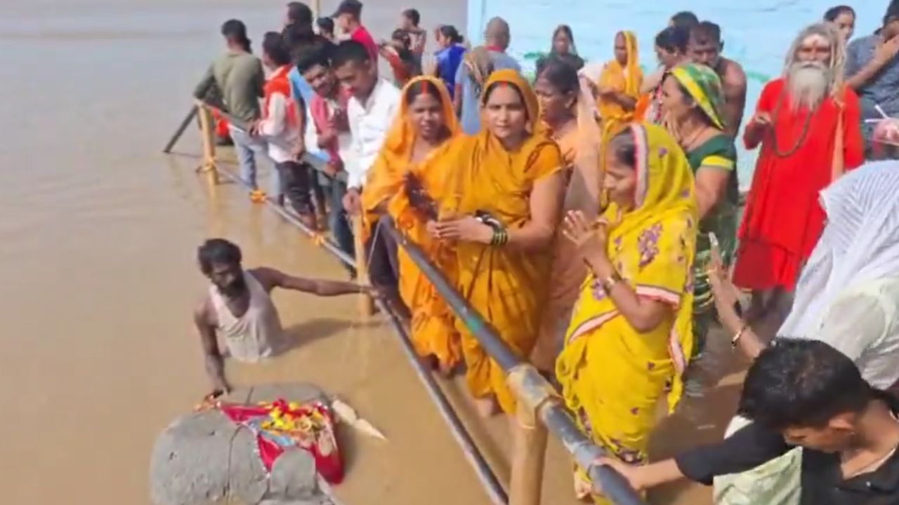 ये कैसा चमत्कार? गंगा में तैरने लगी भारी भरकम शिला, गाजीपुर पहुंचने पर लोगों ने शुरू किया पूजा-पाठ ये कैसा चमत्कार? गंगा में तैरने लगी भारी भरकम शिला, गाजीपुर पहुंचने पर लोगों ने शुरू किया पूजा-पाठ