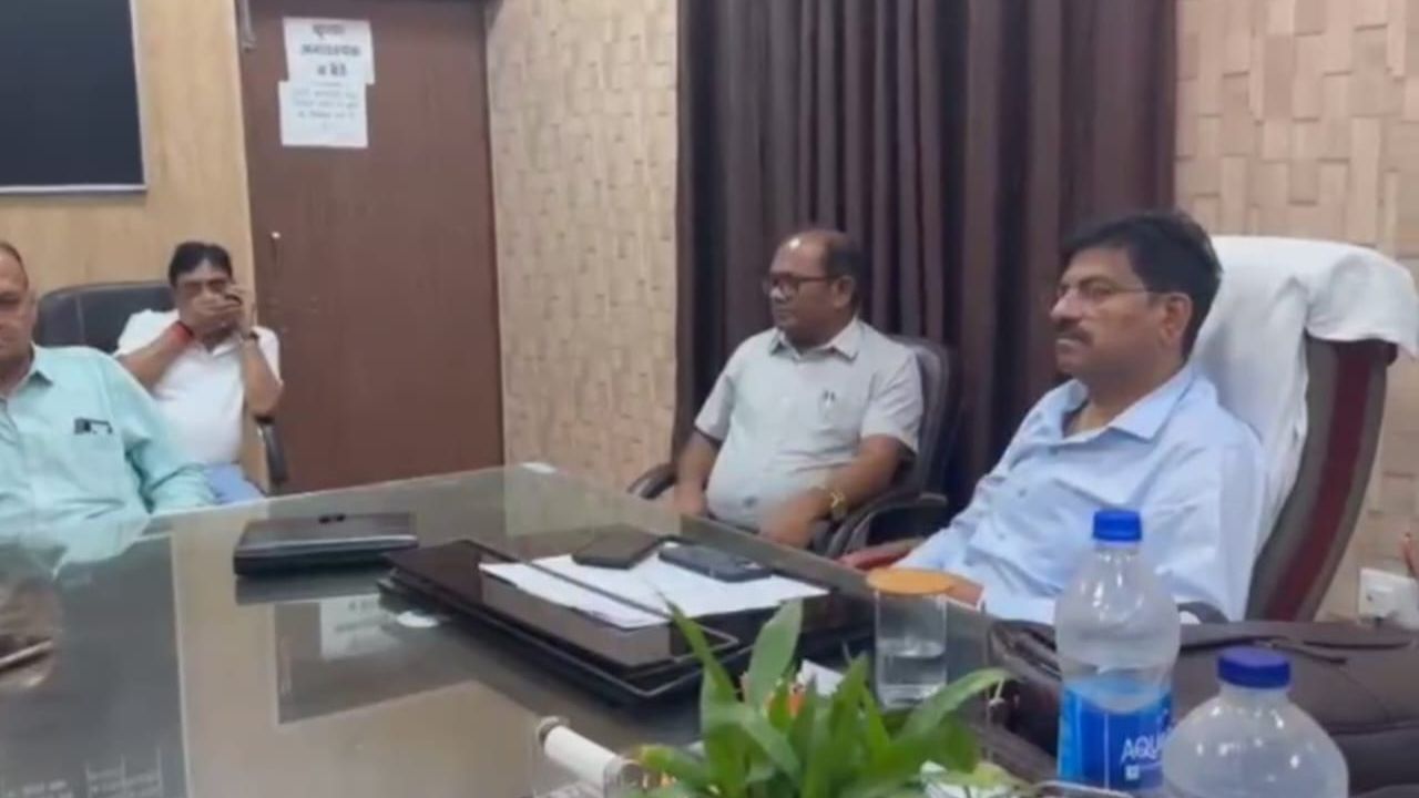 एक दफ्तर, दो अफसर… कानपुर में CMO के पद पर बवाल, एक कुर्सी पर दो दावेदार एक दफ्तर, दो अफसर… कानपुर में CMO के पद पर बवाल, एक कुर्सी पर दो दावेदार