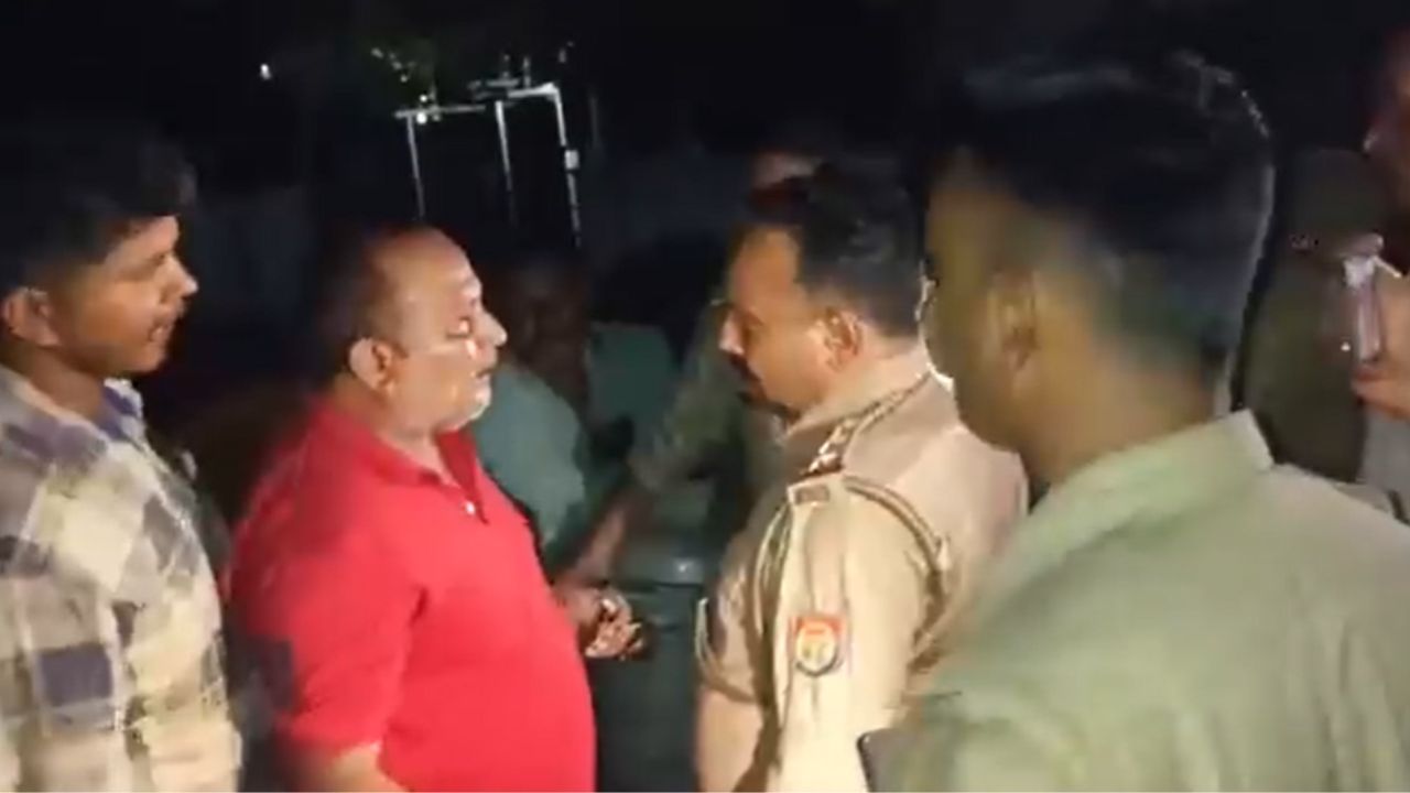 भागने का भी रास्ता नहीं मिलेगा… बिजली कटौती के खिलाफ धरने पर थे गांव वाले, तभी पहुंचे इंस्पेक्टर ने हड़काया भागने का भी रास्ता नहीं मिलेगा… बिजली कटौती के खिलाफ धरने पर थे गांव वाले, तभी पहुंचे इंस्पेक्टर ने हड़काया