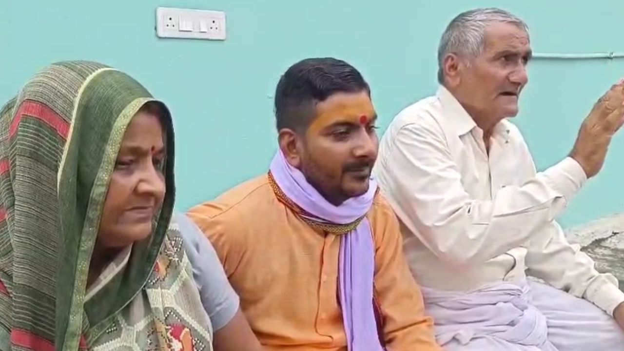 कथावाचक नहीं, फिर कौन है जसवंतनगर में पिटा शख्स? ये है वायरल वीडियो का सच
