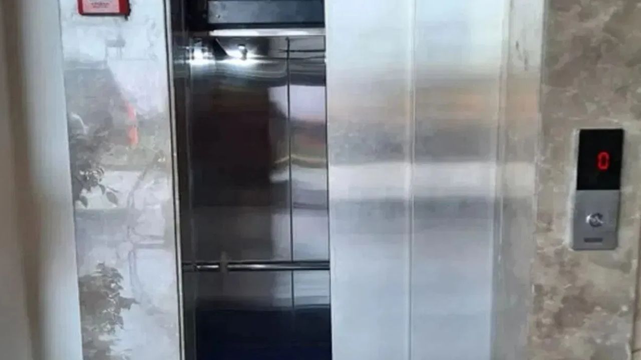 घुसते ही रुकी लिफ्ट तो बाहर झांकने लगा कारोबारी, इतने में चल गई और फंस गया गला; मेरठ में डराने वाला हादसा घुसते ही रुकी लिफ्ट तो बाहर झांकने लगा कारोबारी, इतने में चल गई और फंस गया गला; मेरठ में डराने वाला हादसा