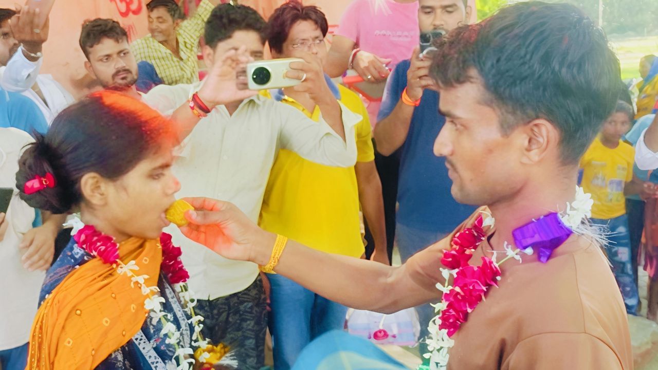 प्रेमिका से मिलने उसके घर पहुंचा था युवक, चोर समझकर गांववालों ने पकड़ा, जबरन कराई शादी