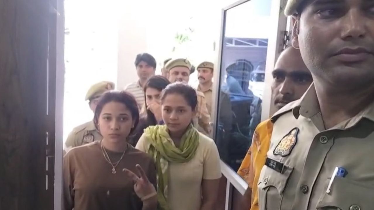 मुस्कुराता चेहरा, विक्ट्री साइन… गिरफ्तारी के बाद भी ‘गालीबाज’ महक-परी का टशन! मुस्कुराता चेहरा, विक्ट्री साइन… गिरफ्तारी के बाद भी ‘गालीबाज’ महक-परी का टशन!
