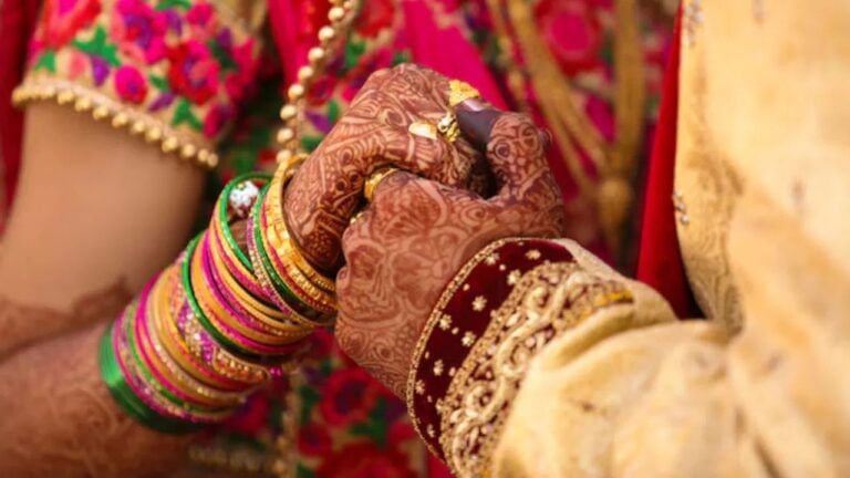 अधेड़ महिला को हुआ इश्क, समझाने पर नहीं मानी तो पति ने BF से कराई शादी