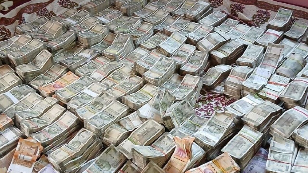 गजब! YouTube से सीखी तरकीब, मेरठ में छाप डाले 15 लाख के नकली नोट गजब! YouTube से सीखी तरकीब, मेरठ में छाप डाले 15 लाख के नकली नोट