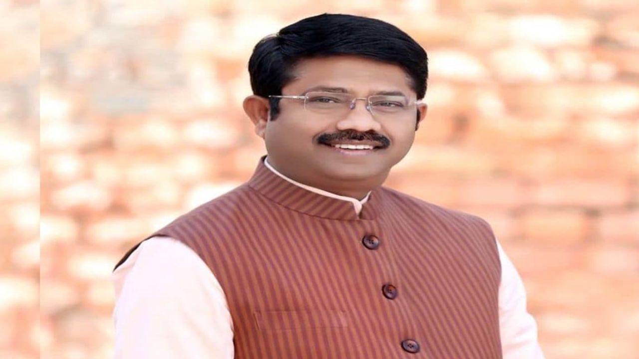 अपनी ही सरकार में अफसरों पर क्यों भड़के मंत्री नंदी? CM योगी को लिखा पत्र, लगाया व्यक्ति विशेष को लाभ पहुंचाने का आरोप