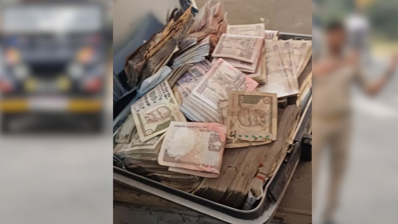 11 साल पहले ACMO का निधन, अब खुला सरकारी आवास तो उड़ गए लोगों के होश… पड़े थे 22.48 लाख के पुराने नोट 11 साल पहले ACMO का निधन, अब खुला सरकारी आवास तो उड़ गए लोगों के होश… पड़े थे 22.48 लाख के पुराने नोट