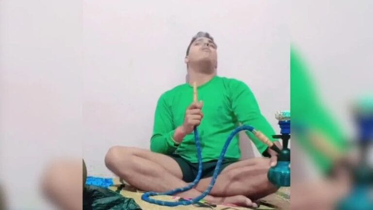 हुक्का पीकर रील बना रहा था कांस्टेबल... SP ने देखा वीडियो फिर जो हुआ