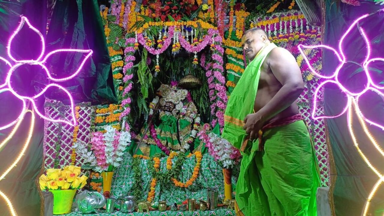 हाथों में वंशी धारण कर हिंडोले में सवार हुईं राधा रानी, हरियाली तीज पर मनाया गया झूलनोत्सव