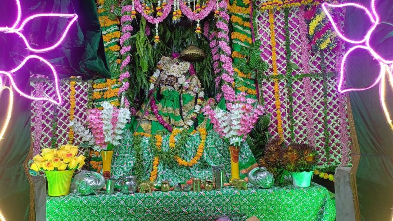हाथों में वंशी धारण कर हिंडोले में सवार हुईं राधा रानी, हरियाली तीज पर मनाया गया झूलनोत्सव