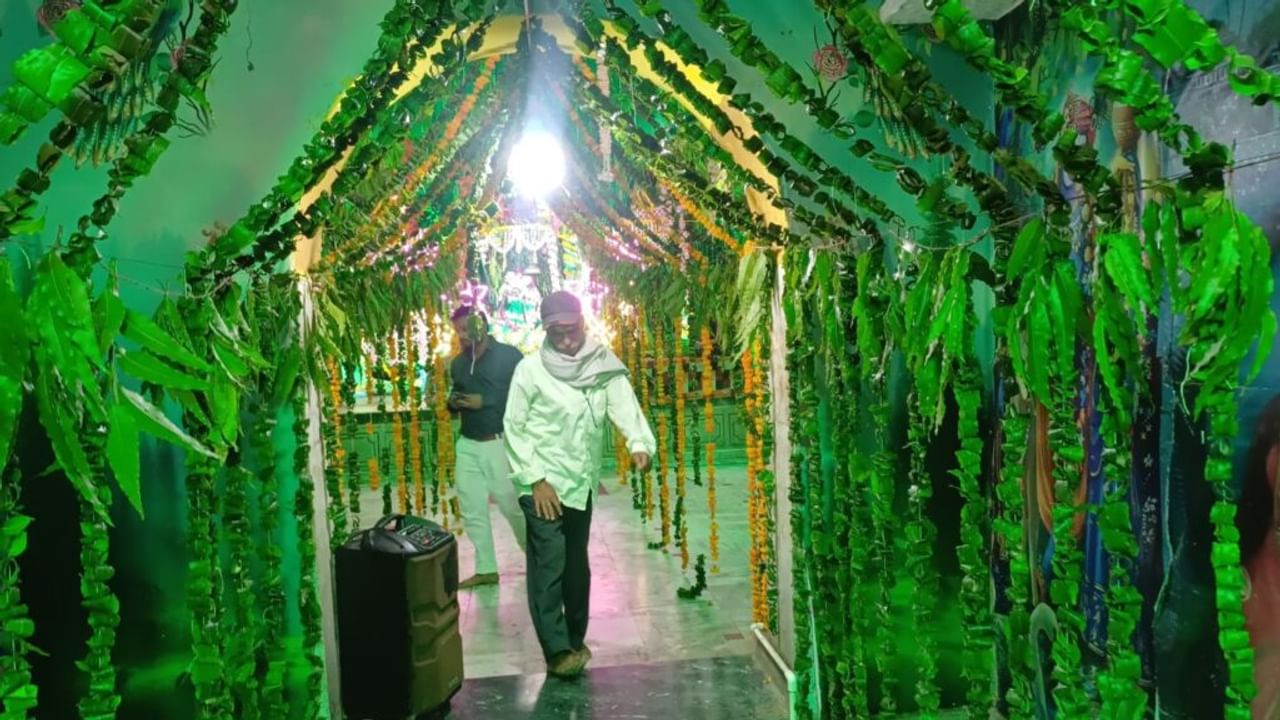 हाथों में वंशी धारण कर हिंडोले में सवार हुईं राधा रानी, हरियाली तीज पर मनाया गया झूलनोत्सव