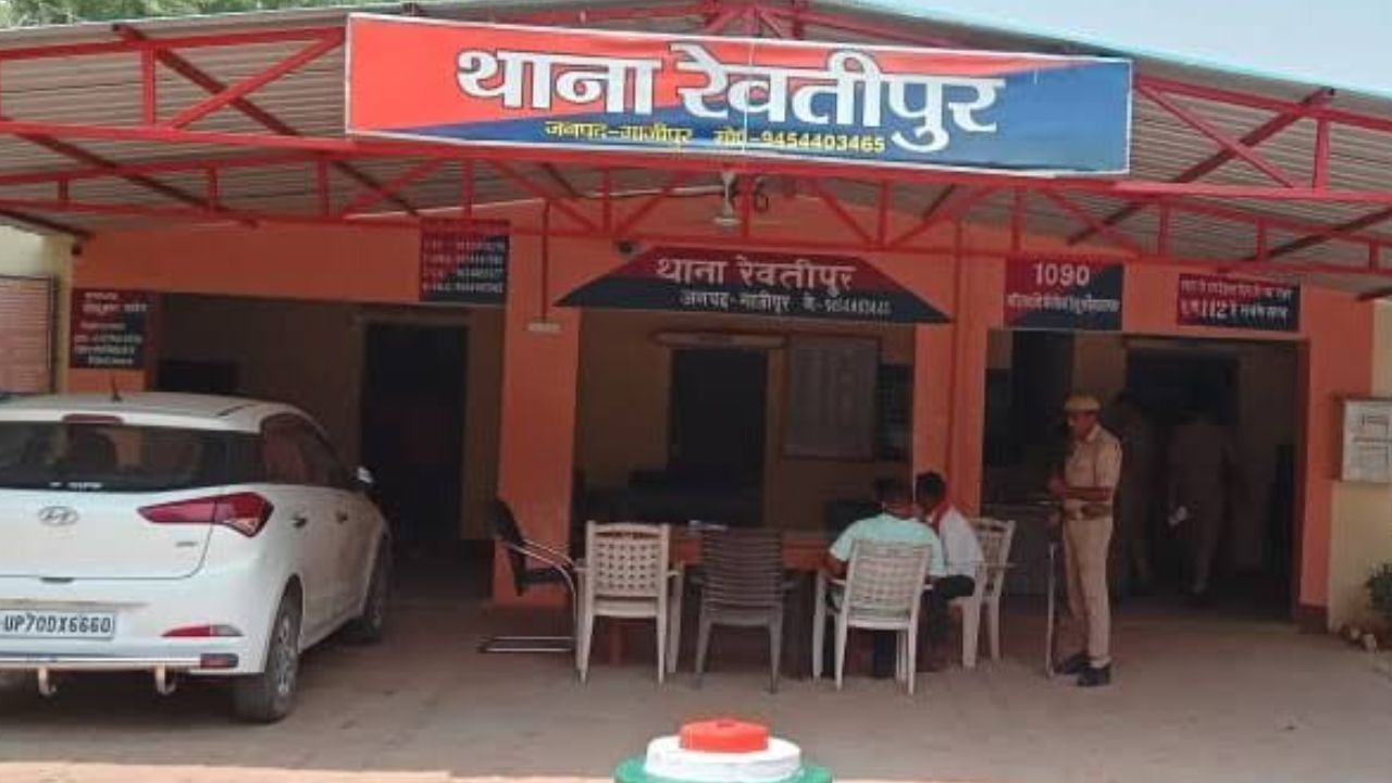 5 लाख लाओ तो मिलेंगे बच्चे… ससुर ने मांगी फिरौती, बीवी के बॉयफ्रेंड ने भी दी अश्लील वीडियो वायरल करने की धमकी 5 लाख लाओ तो मिलेंगे बच्चे… ससुर ने मांगी फिरौती, बीवी के बॉयफ्रेंड ने भी दी अश्लील वीडियो वायरल करने की धमकी