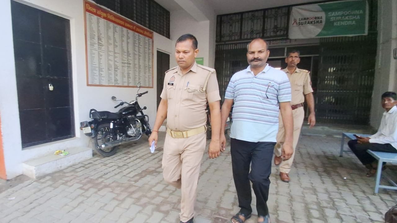 रिश्वत खाकर मीट की दुकान के लिए दी थी झूठी रिपोर्ट, ऐसे हुआ खुलासा; फिर अपने ही थाने में हो गया अरेस्ट रिश्वत खाकर मीट की दुकान के लिए दी थी झूठी रिपोर्ट, ऐसे हुआ खुलासा; फिर अपने ही थाने में हो गया अरेस्ट