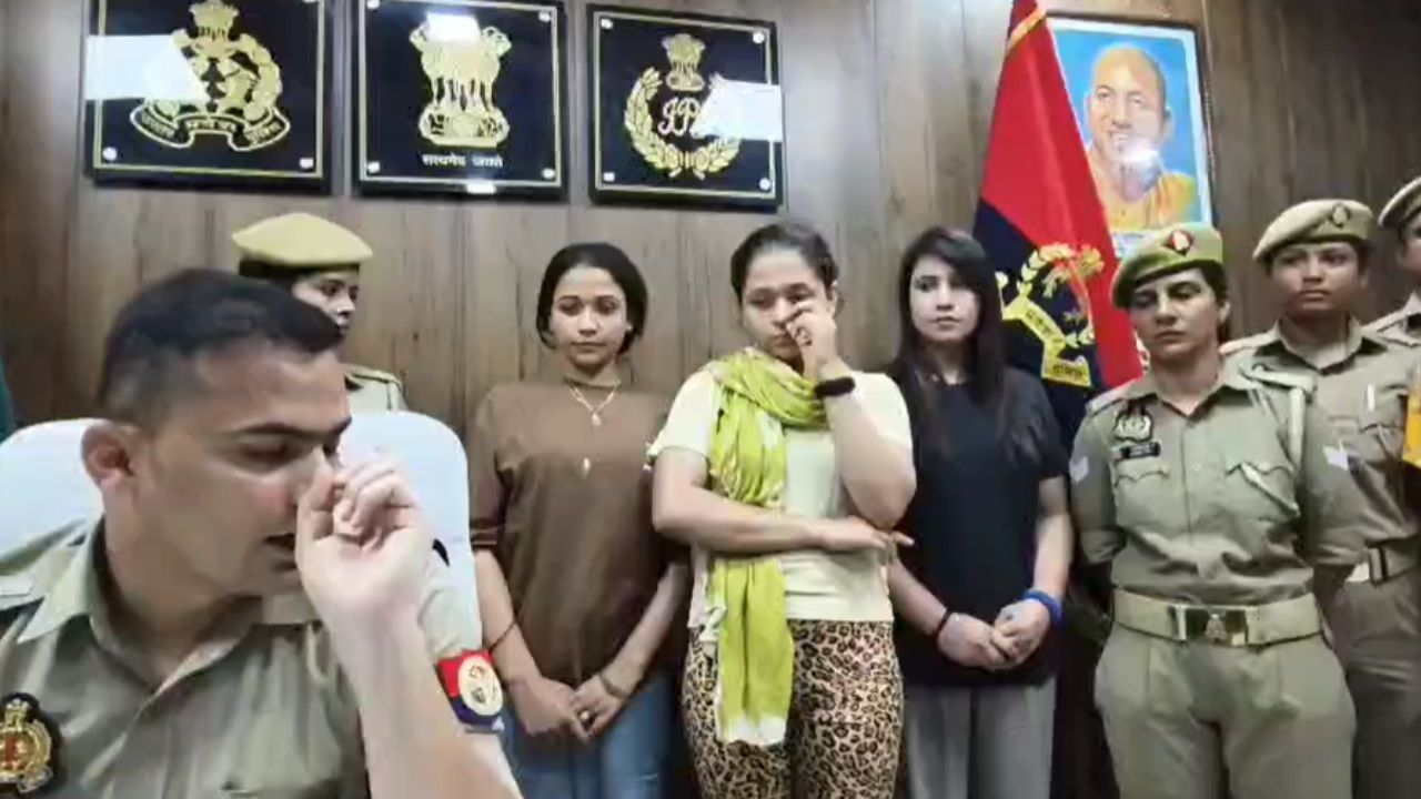 इनका ठीक से ट्रीटमेंट कराता हूं… गालीबाज लड़कियों को एसपी की खरी-खरी, कोर्ट में पेश कर भेजा जेल इनका ठीक से ट्रीटमेंट कराता हूं… गालीबाज लड़कियों को एसपी की खरी-खरी, कोर्ट में पेश कर भेजा जेल