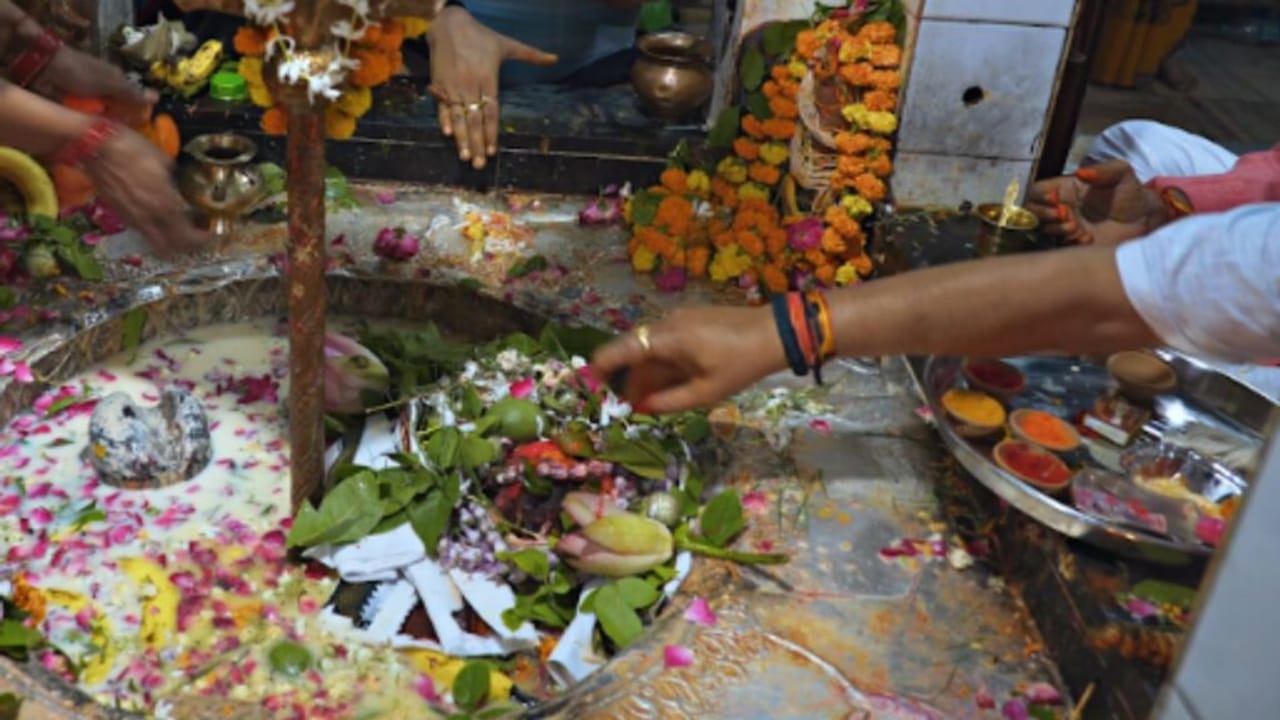 आदि शिव के रूप में यहां होते हैं भोलेनाथ के दर्शन, जानिए कहां है सृष्टि का पहला शिव मंदिर