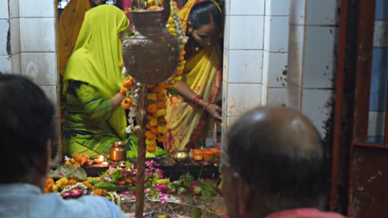 आदि शिव के रूप में यहां होते हैं भोलेनाथ के दर्शन, जानिए कहां है सृष्टि का पहला शिव मंदिर