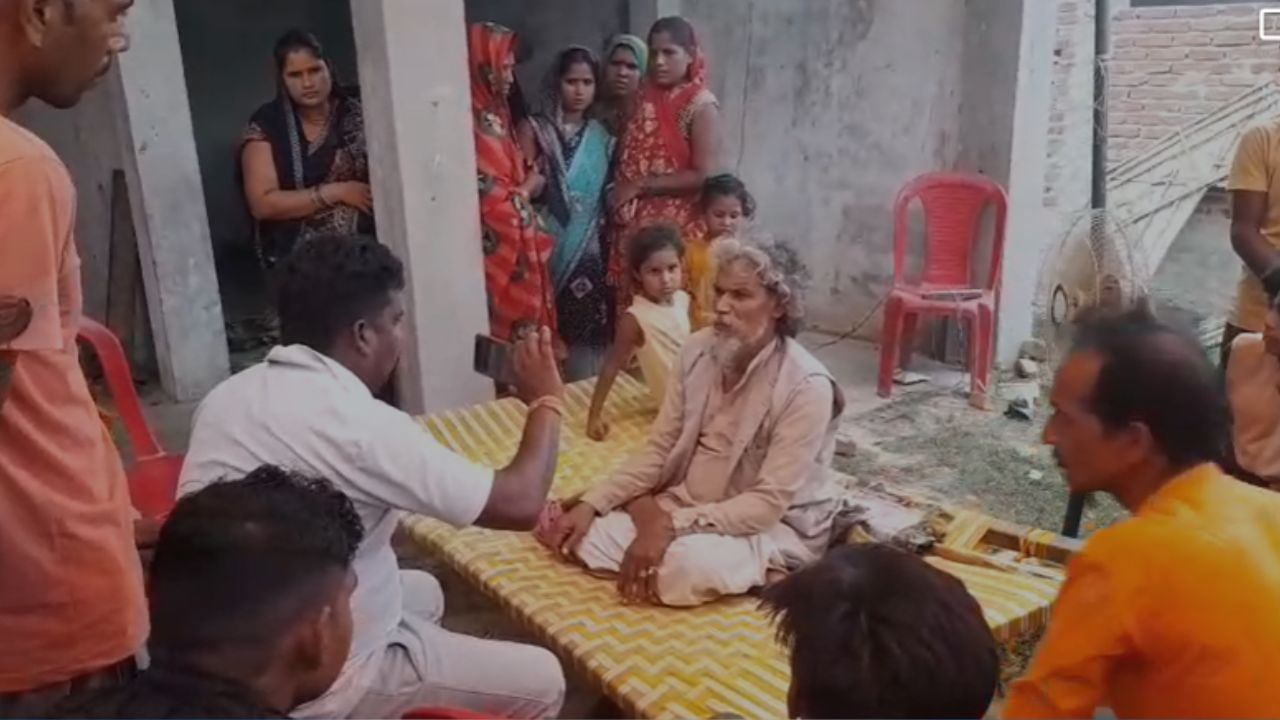 24 घंटे में लौटेगी मुर्दे में जान… सांप के डंसने से हुई मौत, डॉक्टर ने खड़े किए हाथ तो तांत्रिक ने गोबर से ढंकवाया शव 24 घंटे में लौटेगी मुर्दे में जान… सांप के डंसने से हुई मौत, डॉक्टर ने खड़े किए हाथ तो तांत्रिक ने गोबर से ढंकवाया शव