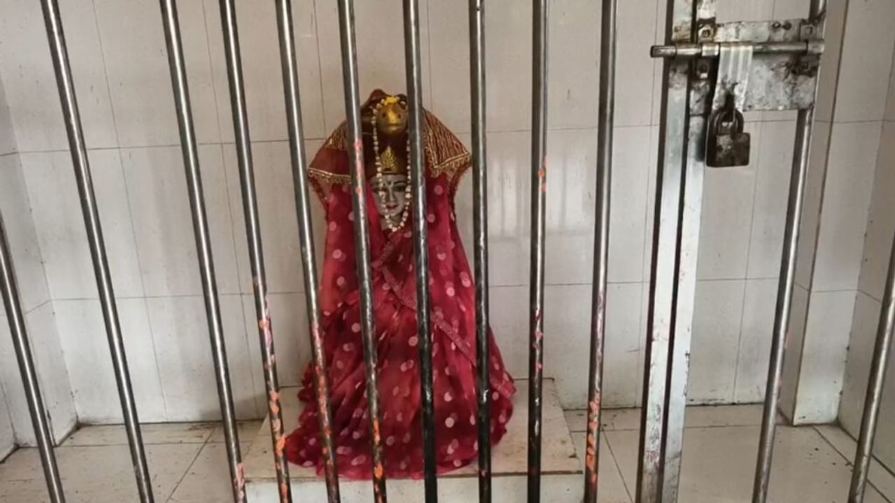 UP के इस गांव में सांपों के काटने से क्यों नहीं होती है किसी की मौत?