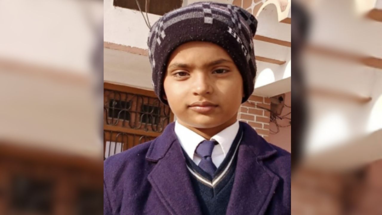 कंधे पर बैग, चेहरे पर मुस्कान… स्कूल जाते समय गेट पर गिरा बच्चा, हो गई मौत