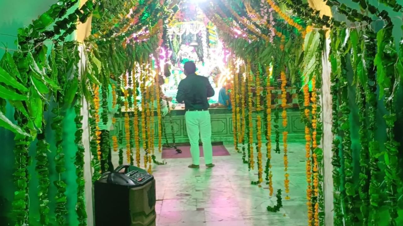 हाथों में वंशी धारण कर हिंडोले में सवार हुईं राधा रानी, हरियाली तीज पर मनाया गया झूलनोत्सव