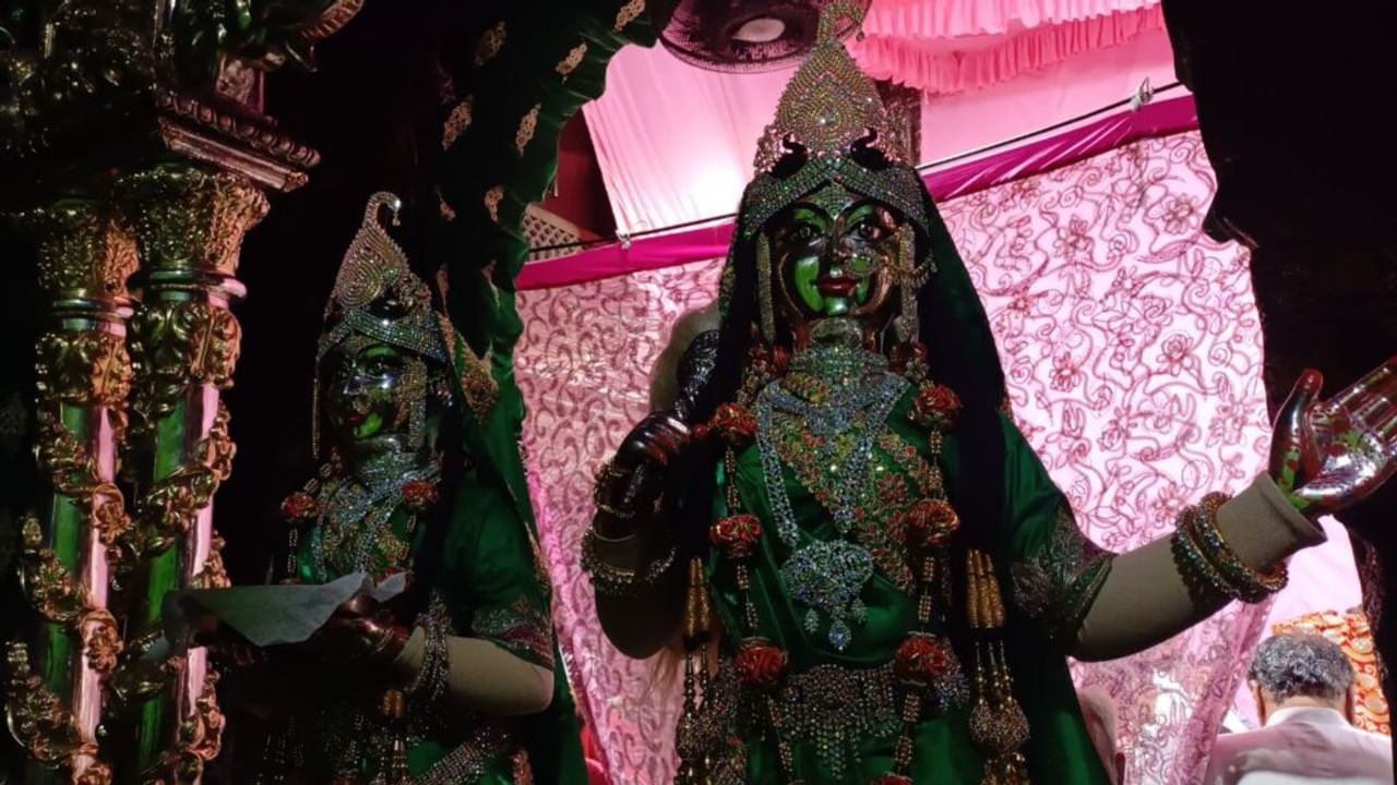 सोने के हिंडोले पर बैठे ठाकुर जी, भक्तों संग मना रहे हरियाली तीज; 4 घंटे ज्यादा दर्शन देंगे बांके बिहारी- PHOTOS