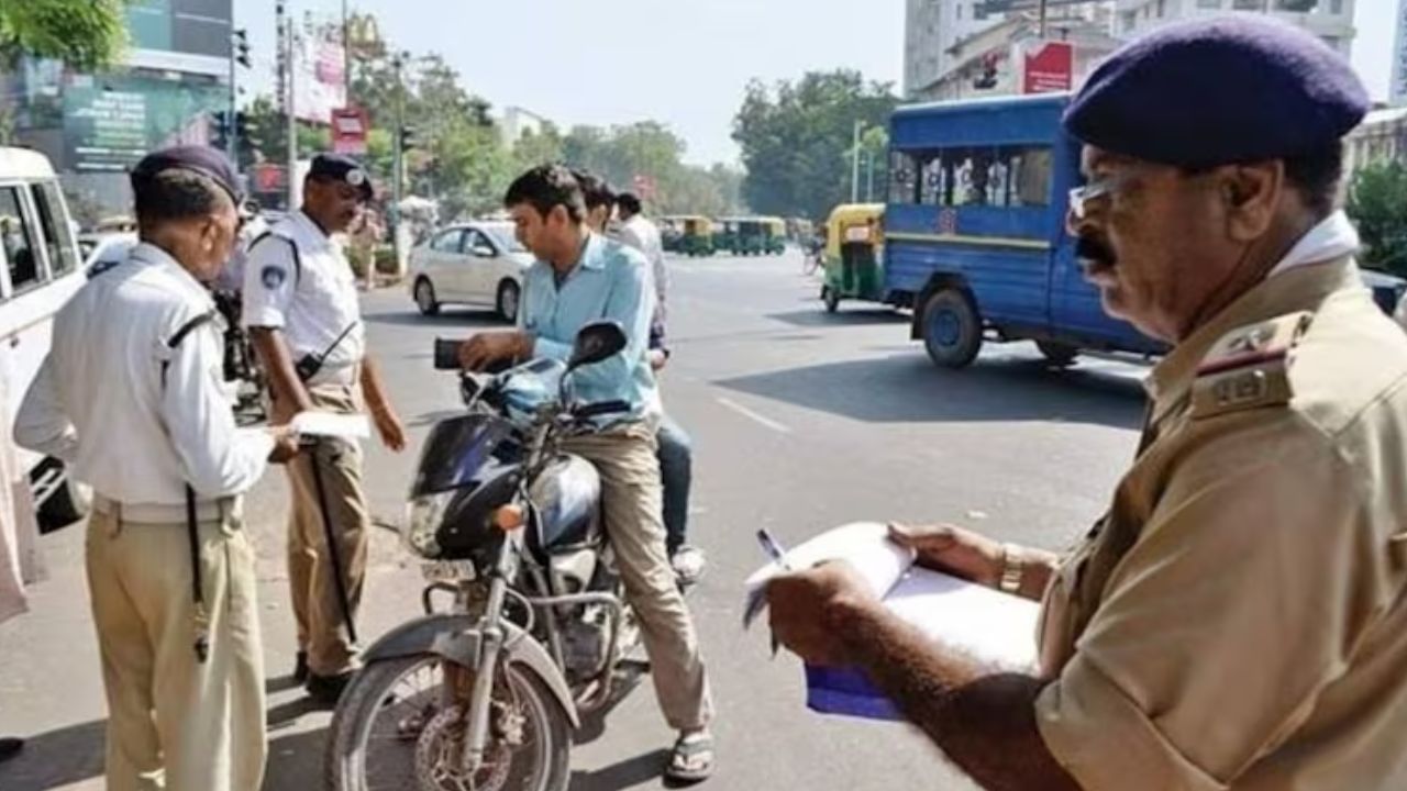 चालान नहीं भरने पर 60 हजार लाइसेंस सस्पेंड, 3 लाख RC रद्द; कहीं आपकी गाड़ी पर भी तो नहीं हो गया एक्शन? चालान नहीं भरने पर 60 हजार लाइसेंस सस्पेंड, 3 लाख RC रद्द; कहीं आपकी गाड़ी पर भी तो नहीं हो गया एक्शन?