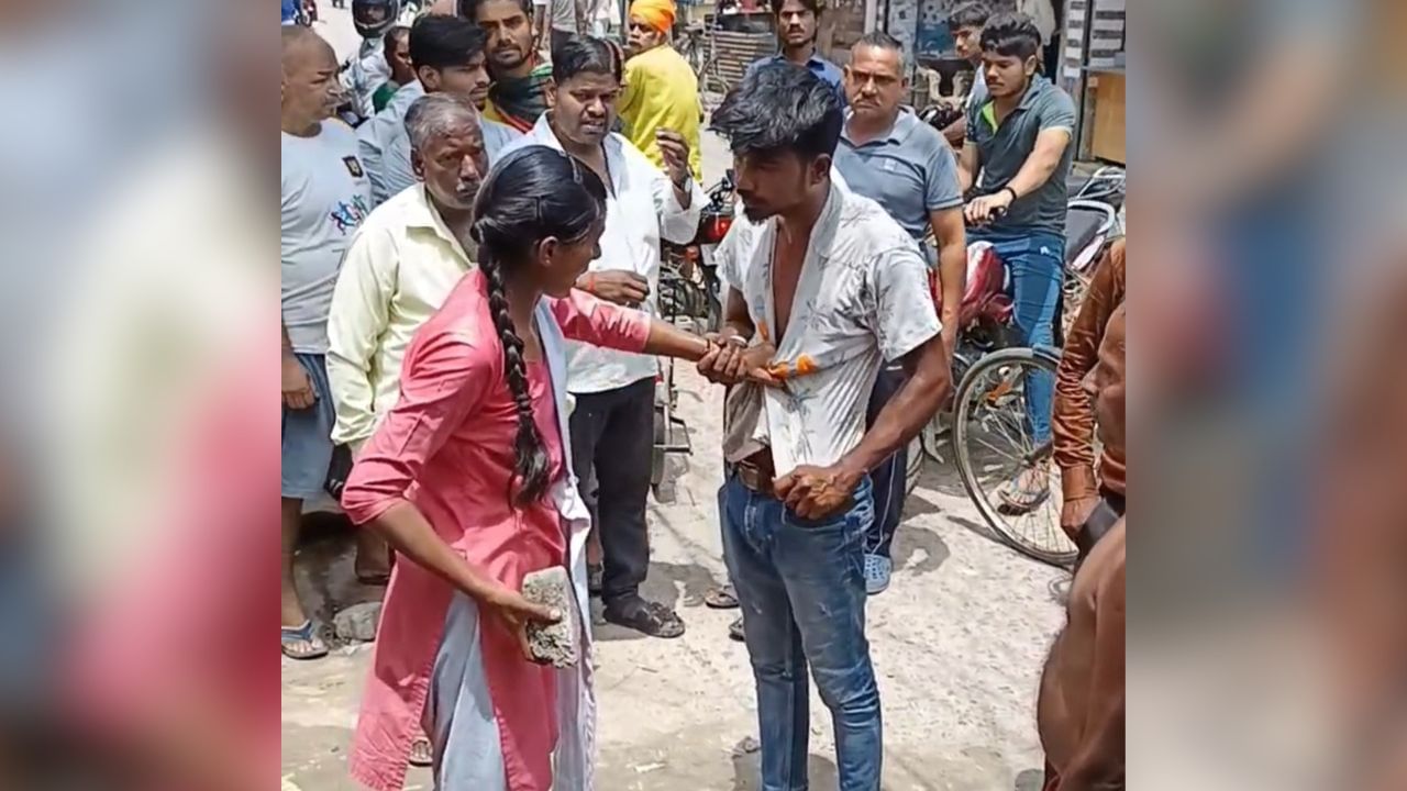 शोहदे पर भारी पड़ी छेड़खानी, बीच सड़क पर लड़की ने गिरेबान पकड़कर खूब बजाए थप्पड़; वायरल हो रहा वीडियो शोहदे पर भारी पड़ी छेड़खानी, बीच सड़क पर लड़की ने गिरेबान पकड़कर खूब बजाए थप्पड़; वायरल हो रहा वीडियो