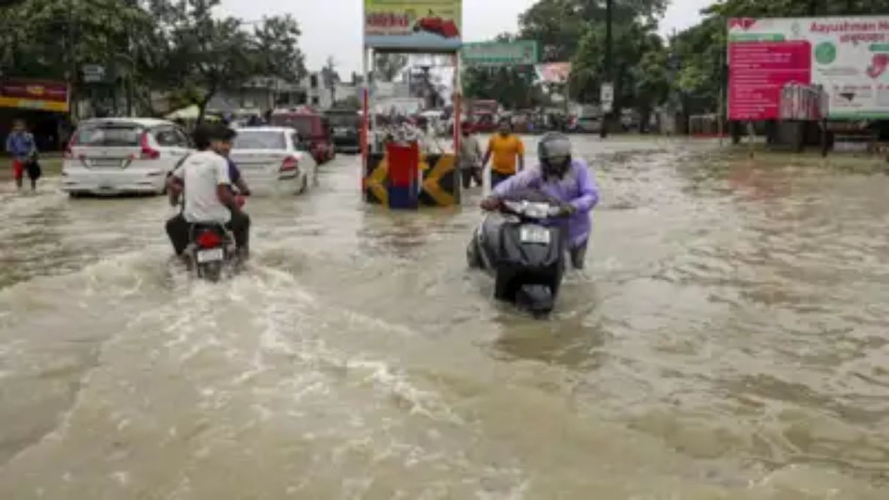 खतरे के निशान से ऊपर गंगा, बारिश और बाढ़ की चपेट में यूपी के कई जिले…जानते हैं कैसा रहेगा आज का मौसम