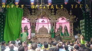 सोने के हिंडोले पर बैठे ठाकुर जी, भक्तों संग मना रहे हरियाली तीज; 4 घंटे ज्यादा दर्शन देंगे बांके बिहारी- PHOTOS