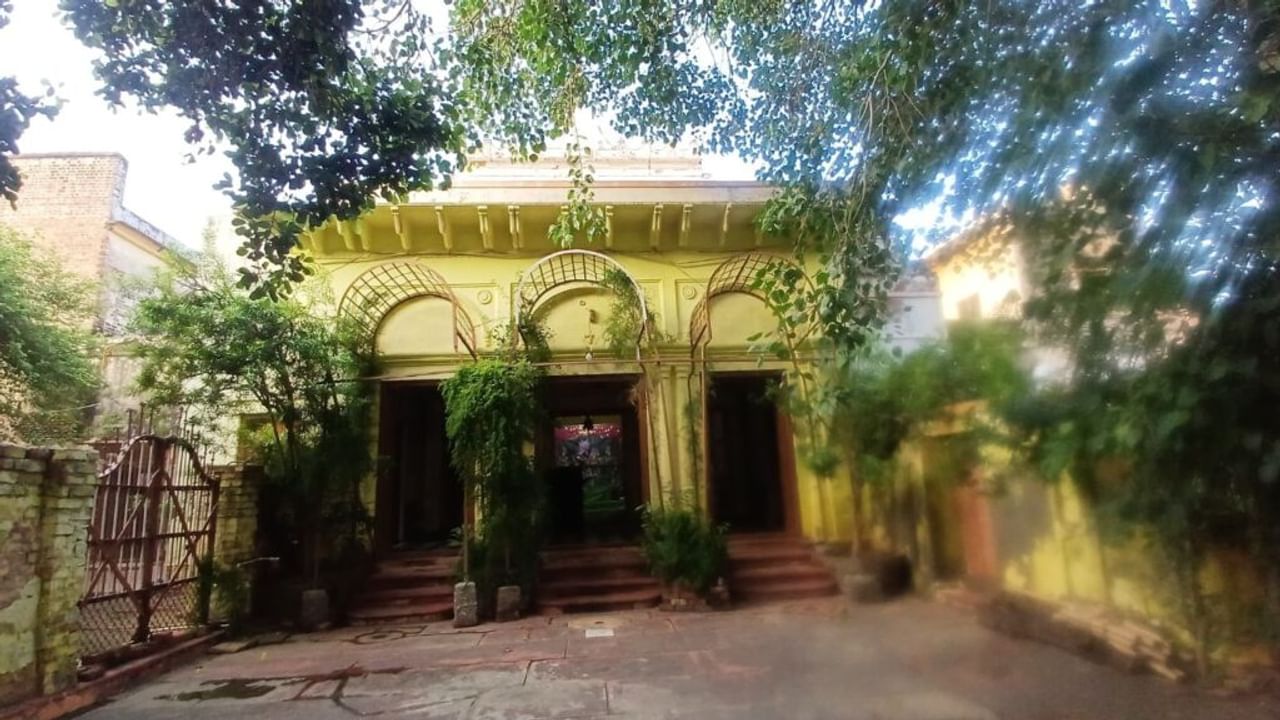 यहां हुक्का भी पीते हैं ठाकुर जी! वृंदावन में है भगवान कृष्ण का ये मंदिर; 500 साल पुराना इतिहास- Photos