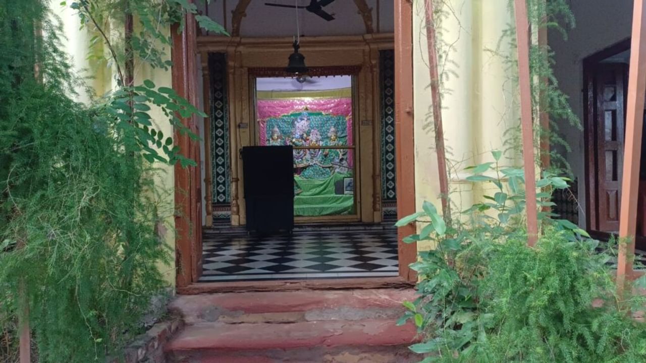 यहां हुक्का भी पीते हैं ठाकुर जी! वृंदावन में है भगवान कृष्ण का ये मंदिर; 500 साल पुराना इतिहास- Photos