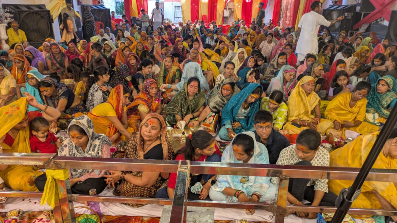 औरैया में 30 किलो चांदी के सिंहासन पर विराजमान हुए लड्डू गोपाल, आज झूलन महोत्सव
