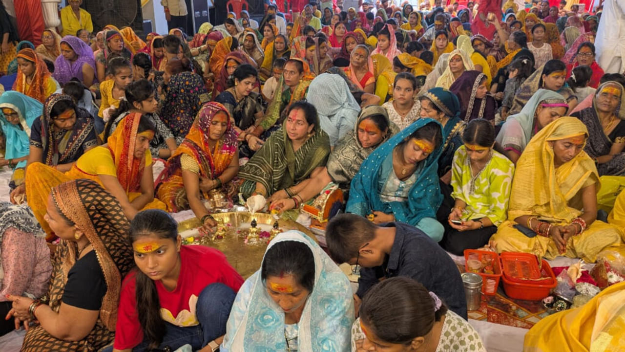 औरैया में 30 किलो चांदी के सिंहासन पर विराजमान हुए लड्डू गोपाल, आज झूलन महोत्सव