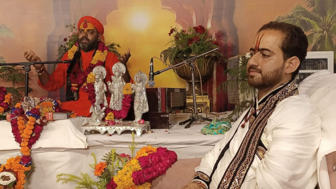 औरैया में 30 किलो चांदी के सिंहासन पर विराजमान हुए लड्डू गोपाल, आज झूलन महोत्सव