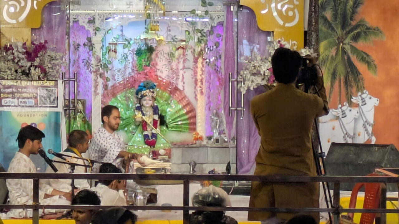 औरैया में 30 किलो चांदी के सिंहासन पर विराजमान हुए लड्डू गोपाल, आज झूलन महोत्सव