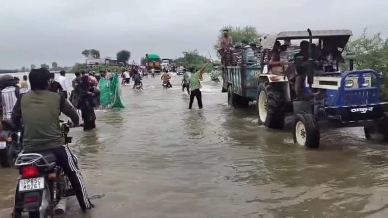 मथुरा के महावन में बाढ़ का पानी सड़कों पर, यमुना का जलस्तर बढ़ने से मुश्किलों में लोग