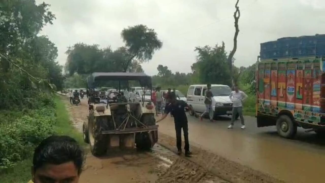 मथुरा के महावन में बाढ़ का पानी सड़कों पर, यमुना का जलस्तर बढ़ने से मुश्किलों में लोग