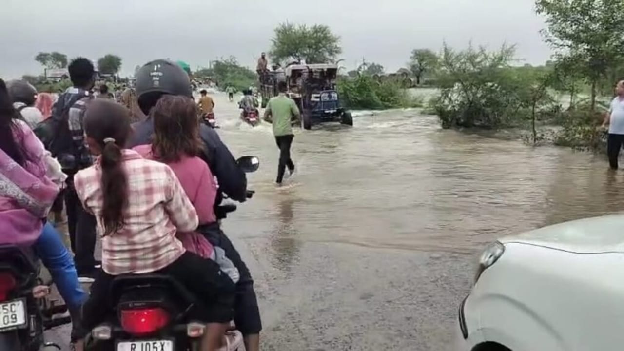 मथुरा के महावन में बाढ़ का पानी सड़कों पर, यमुना का जलस्तर बढ़ने से मुश्किलों में लोग