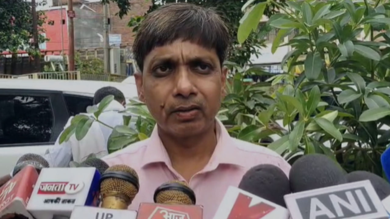 बलिया में दलित बिजली अधिकारी पर BJP नेता का हमला, जूते से की पिटाई; वीडियो वायरल बलिया में दलित बिजली अधिकारी पर BJP नेता का हमला, जूते से की पिटाई; वीडियो वायरल
