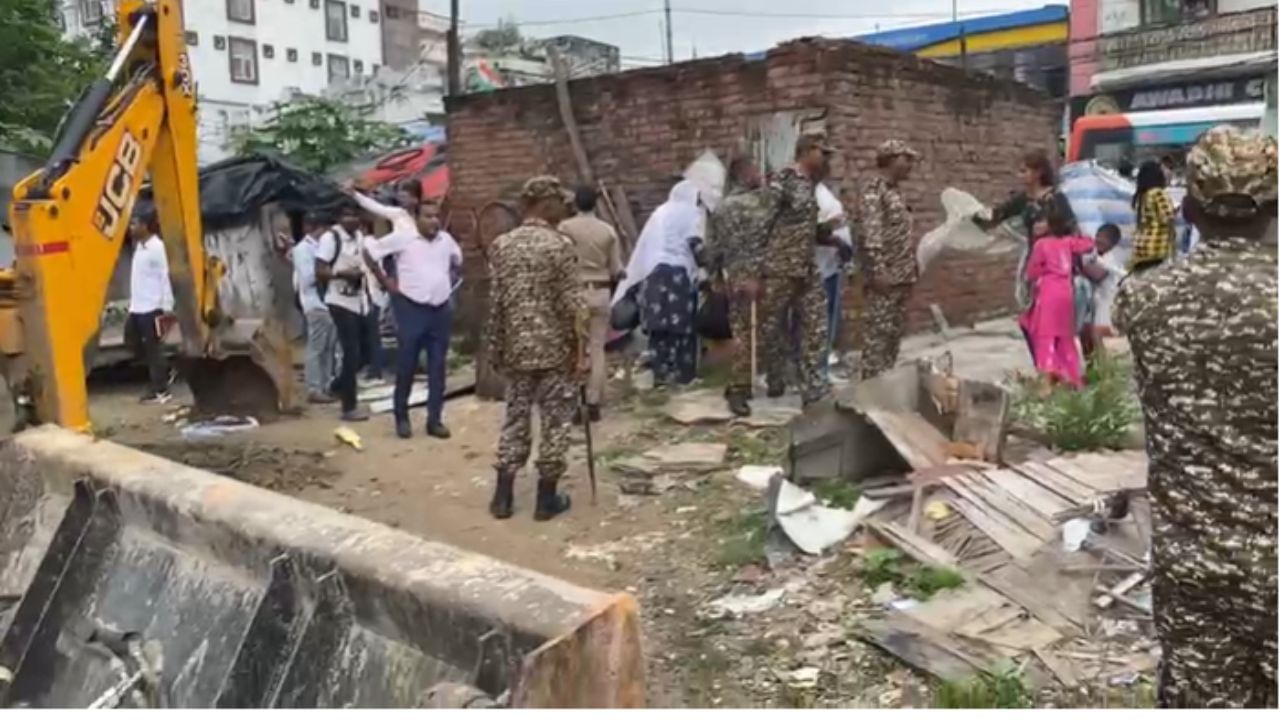 लखनऊ के इस अतिक्रमण पर LDA का शिकंजा, अवैध निर्माण पर चला बुल्डोजर लखनऊ के इस अतिक्रमण पर LDA का शिकंजा, अवैध निर्माण पर चला बुल्डोजर