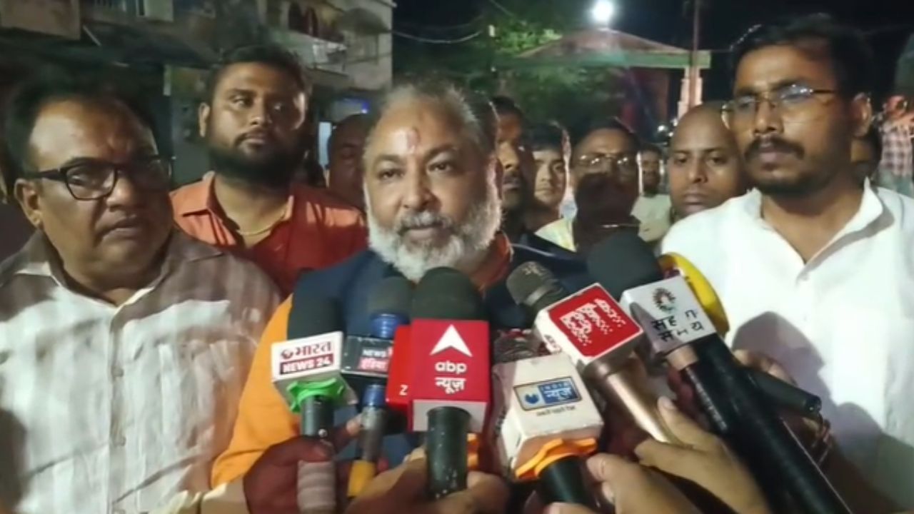 बसपा MLA के घर से ऑफिस चला रहे हैं PWD के अधिकारी… भड़के परिवहन मंत्री दयाशंकर सिंह बसपा MLA के घर से ऑफिस चला रहे हैं PWD के अधिकारी… भड़के परिवहन मंत्री दयाशंकर सिंह