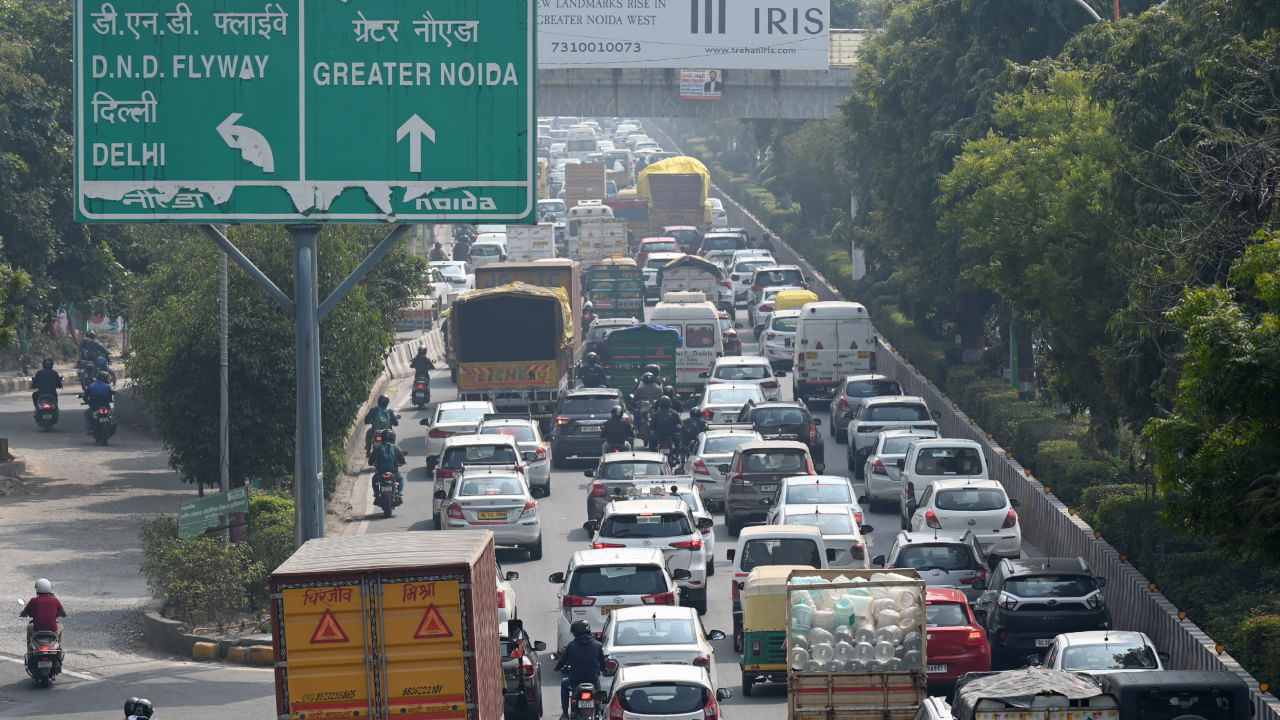 रक्षाबंधन और वीकेंड से पहले नोएडा में भीषण जाम, हर रूट पर गाड़ियों की लंबी कतारें रक्षाबंधन और वीकेंड से पहले नोएडा में भीषण जाम, हर रूट पर गाड़ियों की लंबी कतारें