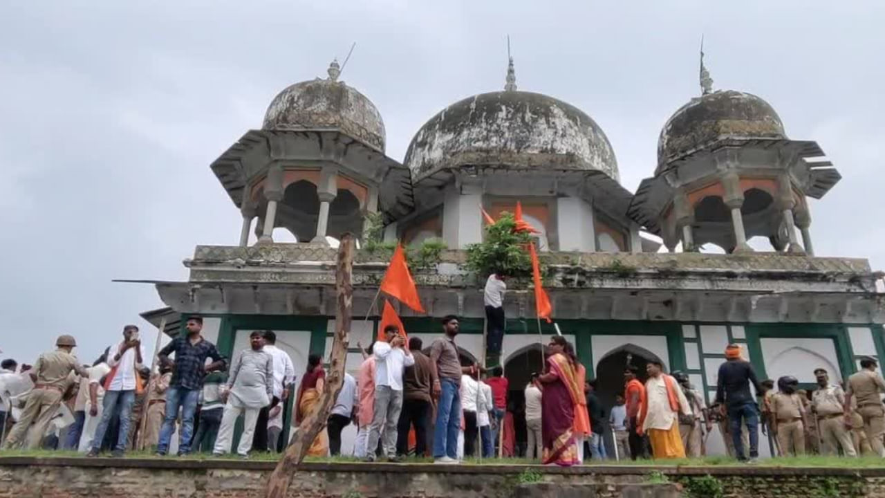 फतेहपुर में मकबरे पर लहराया भगवा, छवनी में तब्दील हुआ इलाका; मौलाना बरेलवी बोले- CM एक्शन लें फतेहपुर में मकबरे पर लहराया भगवा, छवनी में तब्दील हुआ इलाका; मौलाना बरेलवी बोले- CM एक्शन लें