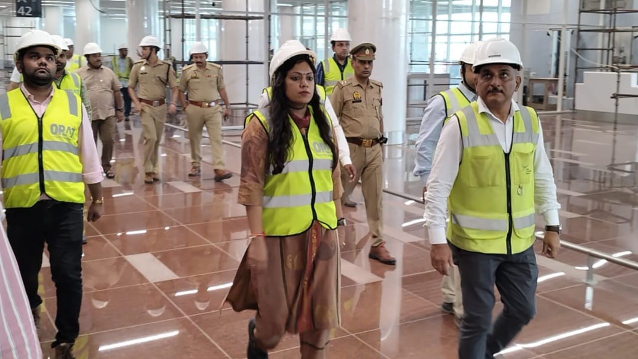कहां तक पहुंचा है जेवर एयरपोर्ट का काम? अचानक पहुंचीं DM मेघा रूपम ने क्या-क्या देखा कहां तक पहुंचा है जेवर एयरपोर्ट का काम? अचानक पहुंचीं DM मेघा रूपम ने क्या-क्या देखा
