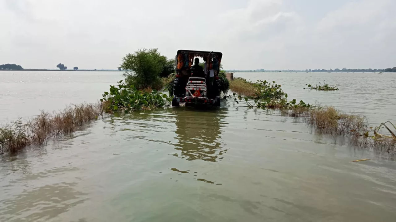 गाजीपुर में हर घंटे 1 सेमी बढ़ रही गंगा; 54 गांव जलमग्न, 70 स्कूल बंद, आवागमन ठप