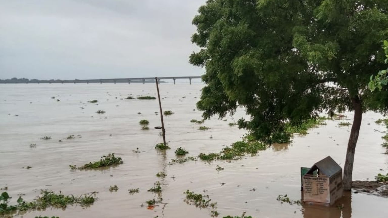 लौटा लौटा ऐ गंगा मइया… बाढ़ में समाए 18 घर तो मचा हाहाकार, नदी के तटों पर लोग ऐसे कर रहे मनुहार लौटा लौटा ऐ गंगा मइया… बाढ़ में समाए 18 घर तो मचा हाहाकार, नदी के तटों पर लोग ऐसे कर रहे मनुहार
