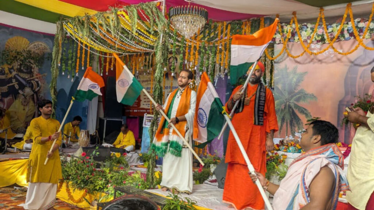 औरैया में 30 किलो चांदी के सिंहासन पर विराजमान हुए लड्डू गोपाल, आज झूलन महोत्सव