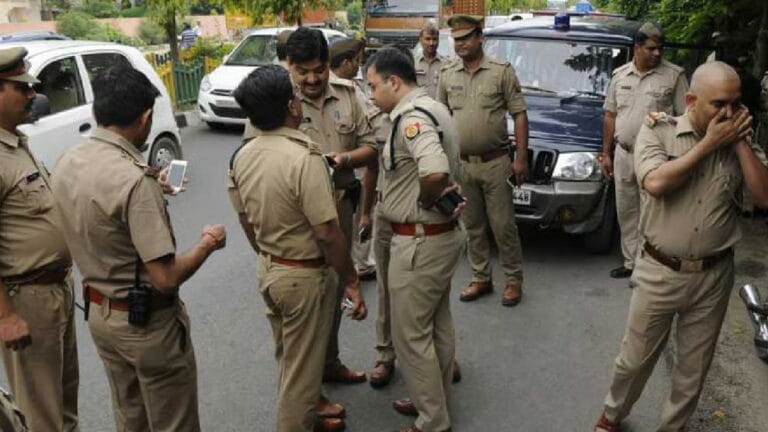 नोएडा में खोड़ा के पास कार में मिली दो लाशें, दम घुटने से मौत होने की आशंका