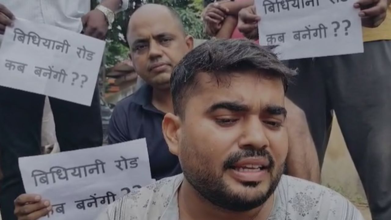 गड्ढों के गंदे पानी से नहाया फिर की नारेबाजी… सड़क निर्माण के लिए अनोखा प्रदर्शन